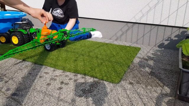 Zabawki Bruder Amazone UX 5200, Deutz X720 смотреть онлайн
