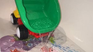 Играем вместе в игрушки! Грузовичок сливает воду из кузова