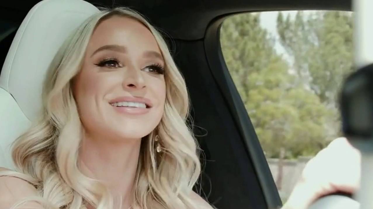 Длинноногая красотка с шикарной фигурой - "Прекрасная женщина" смотреть онлайн