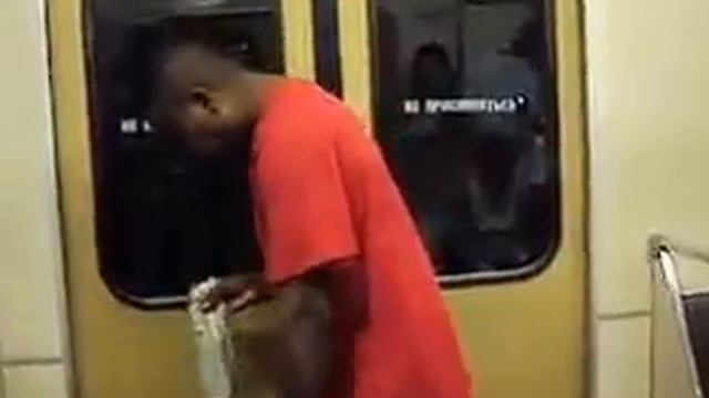 Укуренный негр в московской подземке