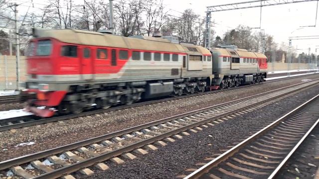 Тепловоз 2М62У-0106, одинокая "Двойная Машка" следует резервом, 2021. 2160p60 смотреть онлайн
