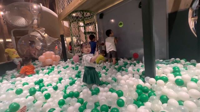 Jasmin at Jungle Family & Kids Cafe 💗 Jasmin đi chơi lễ 30/4 😙 смотреть онлайн