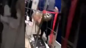 Девочка застряла.