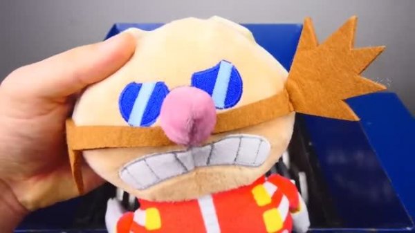 Строгий дядечка с усами пробует на прочность измельчитель за ним летят разные игрушки и сд диски