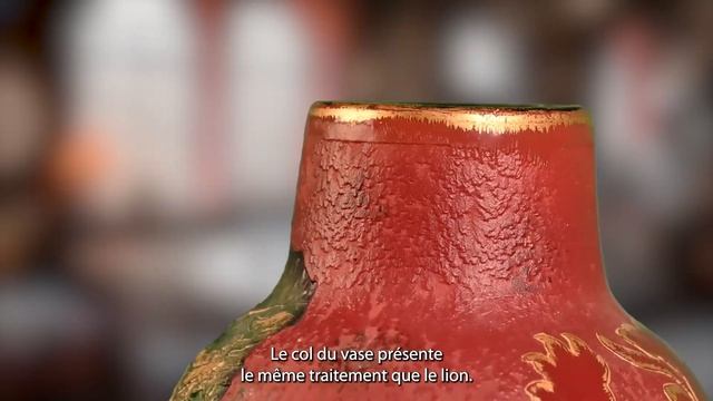 Эта ваза со львом была изготовлена на стекольном заводе Daum. смотреть онлайн