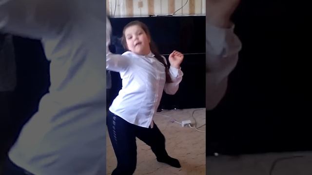 Девочка танцует смотреть онлайн
