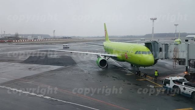 Domodedovo airport traffic time lapse at day time смотреть онлайн