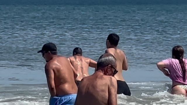 Шум прибоя и светлый день: прогулка по пляжу смотреть онлайн