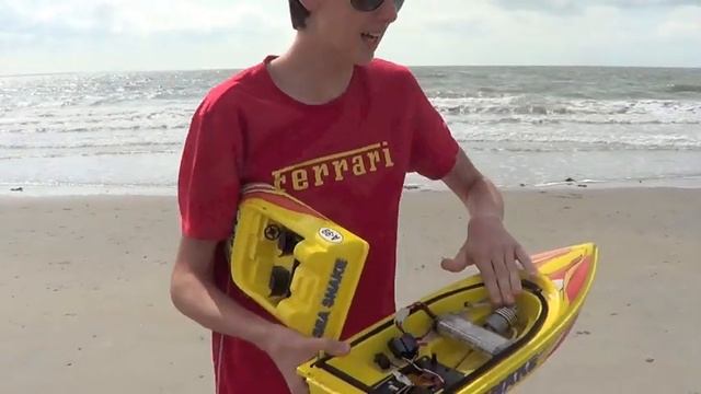 RC speedboat racing on the big waves AWESOME!!!! смотреть онлайн