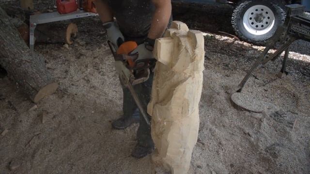 Chainsaw Carving A Bear (Good video for Beginner Carvers.) смотреть онлайн