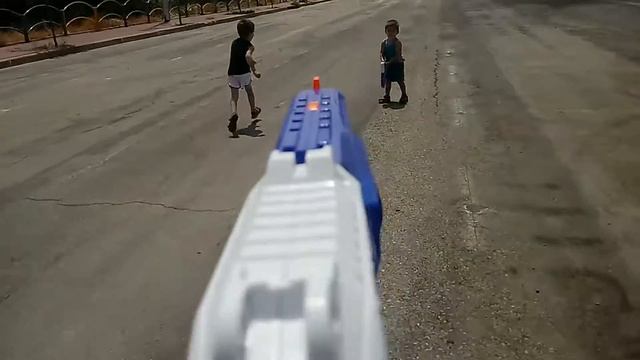 Стреляем с BLASTER NERF. Распаковываем пачку с патронами смотреть онлайн