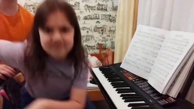 Девчонки Марта и Таисия Спиридоновы в битве за инструмент🤣 смотреть онлайн