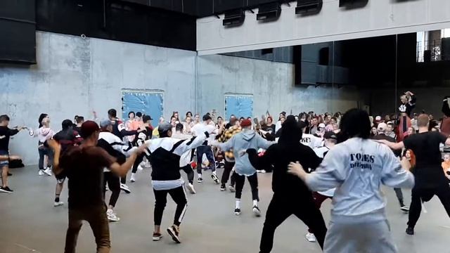 дрыгают суставами