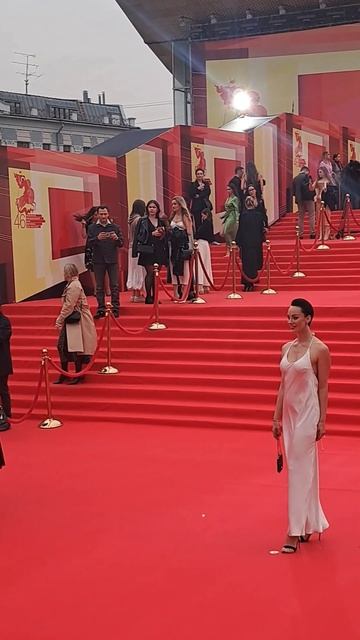 Актриса Софья Ская (Аржаковская) на церемонии закрытия 46-го ММКФ. Москва, апрель 2024 #кино смотреть онлайн