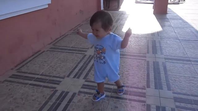малыш бегает первые шаги смотреть онлайн
