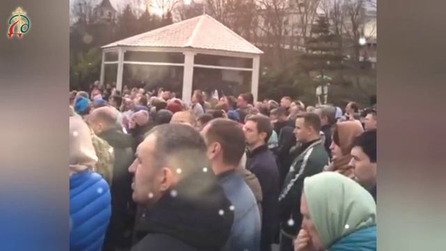 🙏Щонеділі тисячі вірян УПЦ линуть в Києво-Печерську Лавру на богослужіння