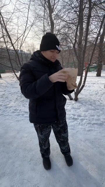 Руслан Гительман ест бургер на улице на свежем воздухе Ням-ням смотреть онлайн