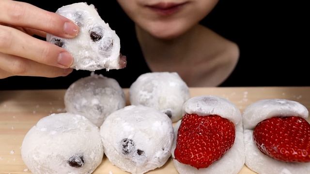 【咀嚼音】梅林堂の塩豆大福と苺大福を食べる MOCHI【ASMR / EATING SOUNDS / MUKBANG / NO TALKING】 смотреть онлайн