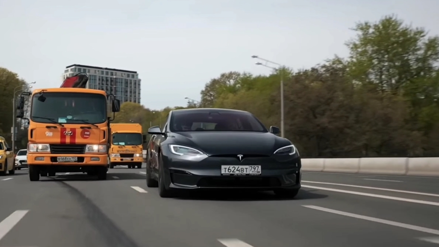 Tesla Model S Plaid смотреть онлайн