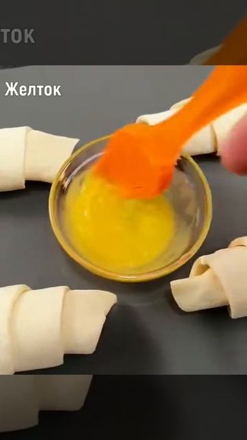 Рецепт круассанов с шоколадной начинкой и ноткой банана смотреть онлайн