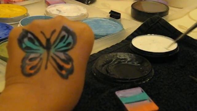 Face Painting Butterfly Cheek Art Using a Fan Brush смотреть онлайн