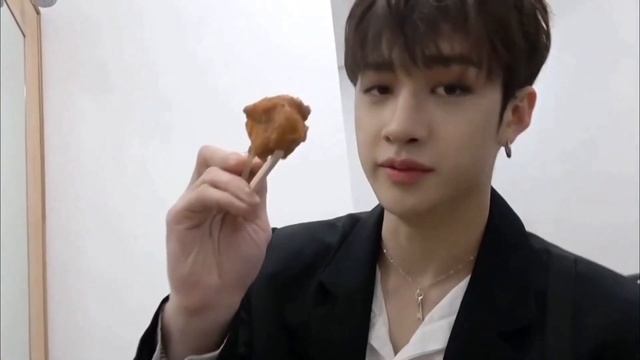 another crack video with Stray Kids (a mess) смотреть онлайн