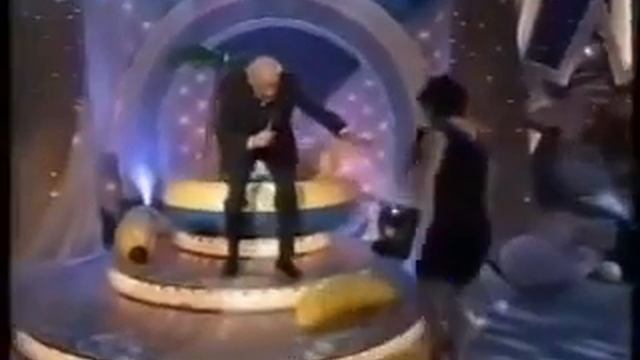 Певица упала во время исполнения смотреть онлайн