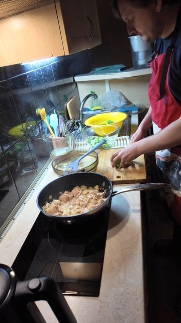 Жарим рыбный фарш. Салат с микрозеленью. Быстро и полезно.