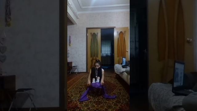 Растягиваю стопы💪 смотреть онлайн