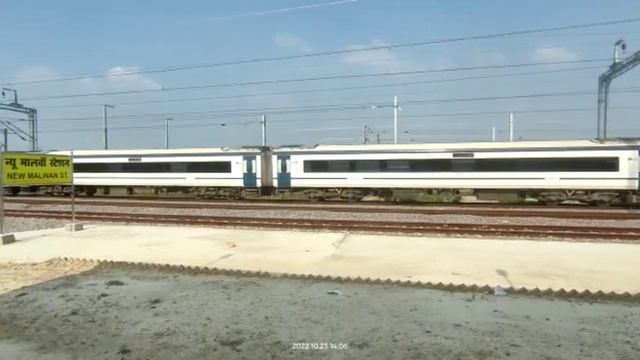 First time #Vande Bharat Express train move on Dfccil track finally IR &Dfccil help each other 🚂🚋🚂🚋 смотреть онлайн