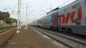 Электровоз ЭП20-021 с двухэтажным поездом