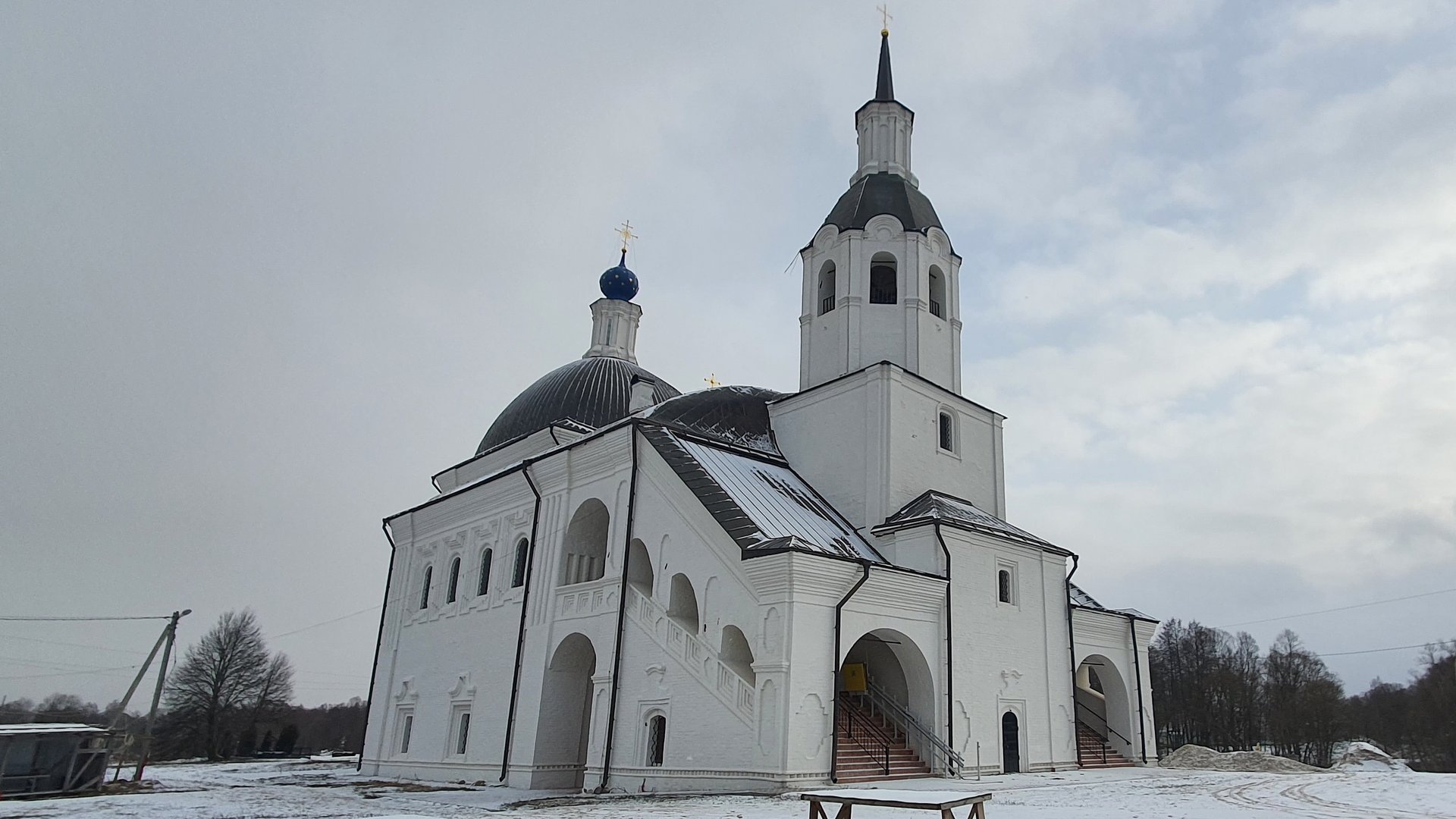 Колокольня Успенского собора Боровенского монастыря. Окрестности с высоты птичьего полёта. смотреть онлайн