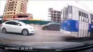 Что вытворяют бабы за рулем. Женщины и девушки за рулем их логика бесподобна