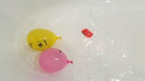 Развивающее видео для детей. Лопаем шарики с водой. Учим цвета