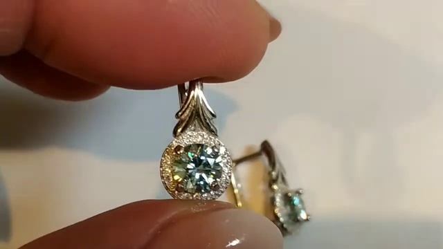 Серьги с Off White Blue индийскими лаб. муассанитами 1.30ct (5.9 мм), белый свет смотреть онлайн