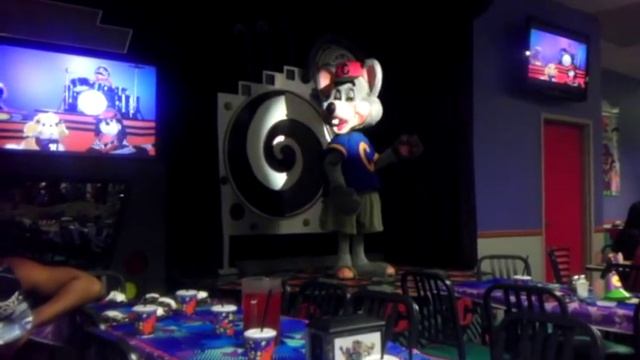 Possessed Chuck e cheese looks at camera in the end! смотреть онлайн