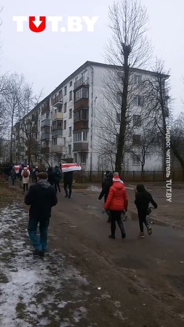 Колонна людей в районе улиц Кедышко и Кнорина в Минске днем 20 декабря смотреть онлайн