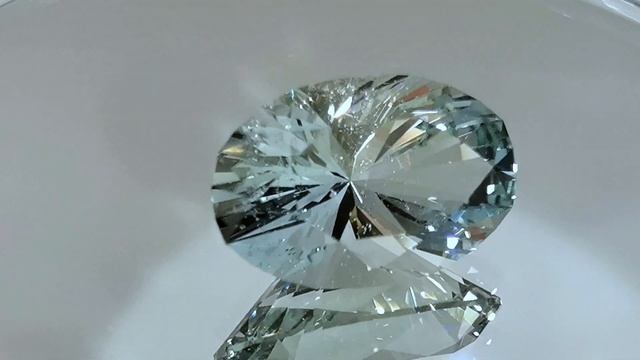 Голубой топаз. Овал - 16,2х24,2 мм; 34,79 ct. Заказ. смотреть онлайн