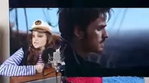 корабль по море плывёт