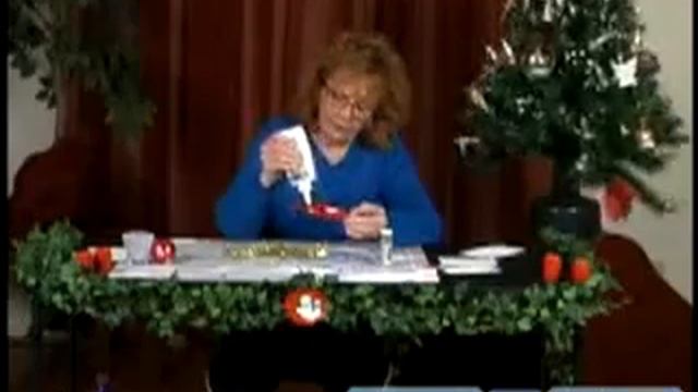 How to Make Christmas Ornaments : How to Recycle Old Christmas Ornaments смотреть онлайн