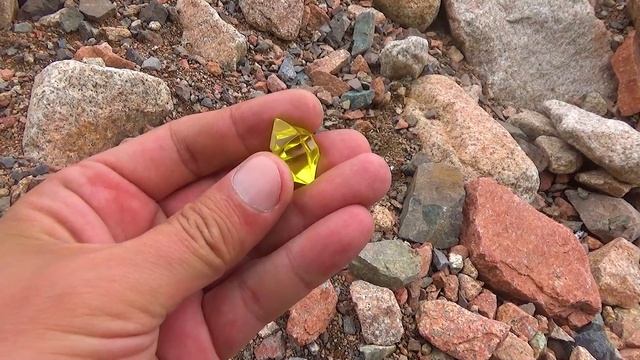 1 Желтый Алмаз на фоне травы 5 смотреть онлайн