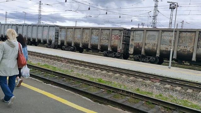 Электровоз 3ЭС5К-839,с грузовым составом,тормозиться по станции Апатиты!!! смотреть онлайн