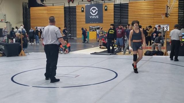 Vince Partington (Cypress) vs (South Hills) 120 lb Semi finals Beach Bash смотреть онлайн