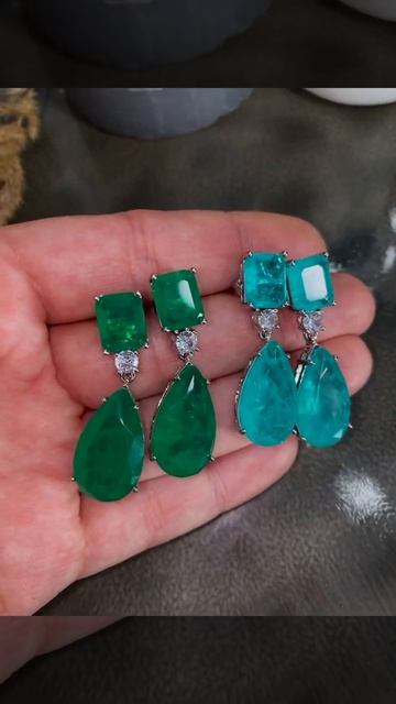 Серьги с турмалином Параиба и гидротермальным изумрудом смотреть онлайн