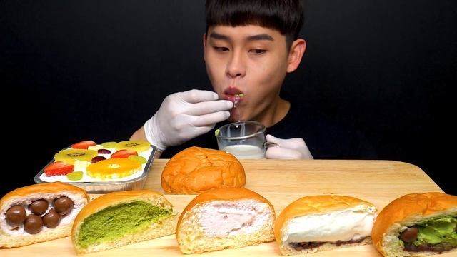 ASMR “푸하하크림빵” 여러가지 크림빵 티라미수 생과일케이크 먹방~!! Fuhaha Cream Bread Tiramisu Fruit Cake MuKBang~!! смотреть онлайн