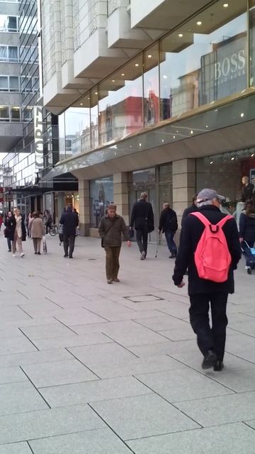 Mann Mit Gipsbein Und Krücken