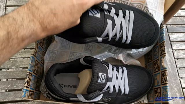 Mes premières Five Ten : La Freerider. Ca taille petit mais c'est top ! смотреть онлайн