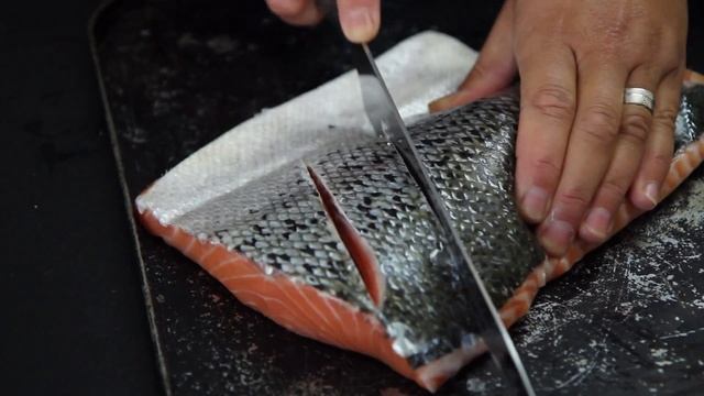 Genevieve's Indian Spiced Salmon with Bombay Potatoes on a Napoleon BBQ смотреть онлайн