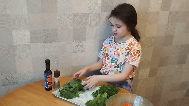 Алёнка готовит летний салат! #детиготовят смотреть онлайн