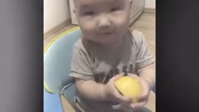 Пробуем лимон 🍋 первый раз (9мес) смотреть онлайн